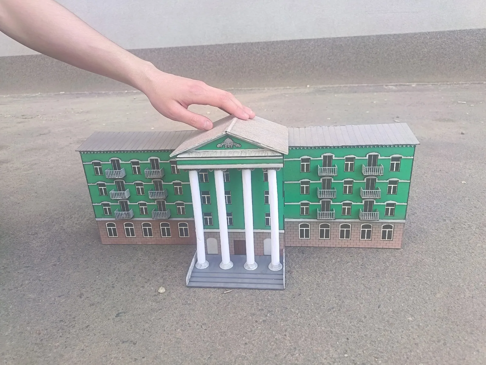 Городское здание с колоннами 1:72. Сборная модель.
